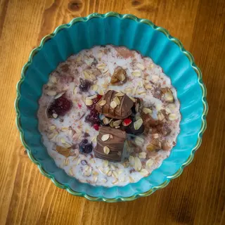 Porridge al chocolate con frutos rojos