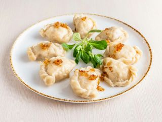 Pierogi ruskie kraszone cebulą, surówka 8 szt.