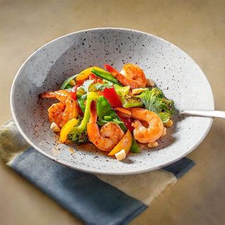 Креветки на овощах гриль