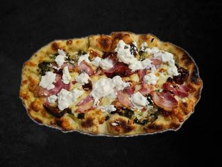Friarielli, pomodori secchi, pancetta croccante e burrata