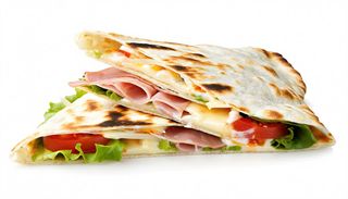 Piadina con prosciutto crudo, insalata e pomodoro a fette