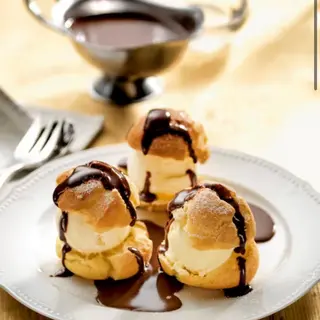 Profiteroles con nata