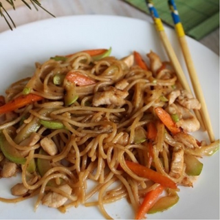 18. Спагети с пилешко месо и зеленчуци