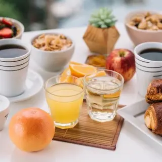 Menú Mi Pin Single, Desayuno y Merienda:  1 Bebida Caliente (8oz) 1 Zumo Natural (8oz) 1 BocaPintxo Salado, 1 Dulce de Pastelería