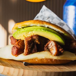 AREPA DE CERDO FRITO