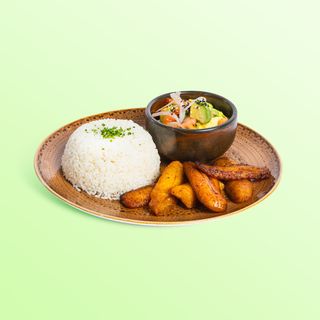 Ensalada De Aguacate Con Arroz Y Maduros Fritos
