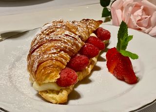 Croissant cu cremă de vanilie și zmeură proaspătă