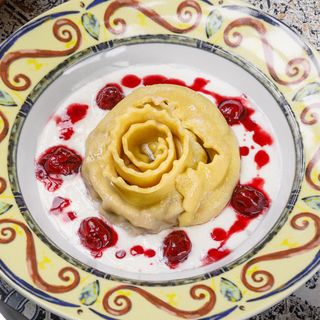 Гигантские равиоли с вишневым сыром/ Raviolo gigantic cu brânză vișină