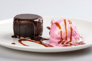 Lava cake cu inghetata de fructe de padure