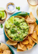 TOTOPOS CON GUACAMOLE