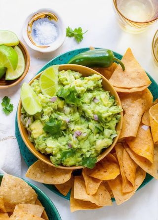 TOTOPOS CON GUACAMOLE