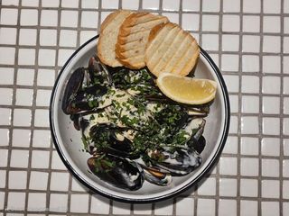 Мідії Чилі з вершковим соусом та хрустким багетом (500/45/20g)