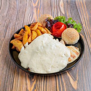 Piletina u sosu od 4 vrste sira sa hrskavim krompirićima: