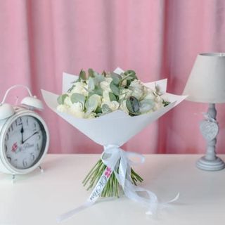 51 trandafiri albi in hartie alba