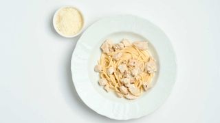 Спагетти в сливочном соусе с индейкой