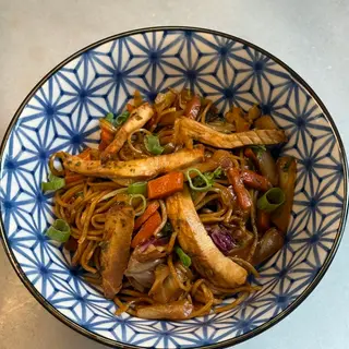 Yakisoba de verduras y pollo