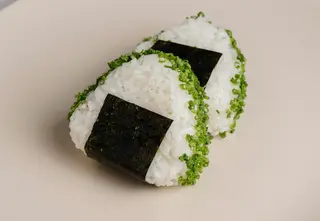 Onigiri sałatka vege - 2 szt -