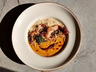 Гарбузовий крем-суп з пармезаном та чіпсами з бекону (320g)