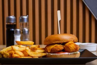 Burger Crispy de pui cu cartofi