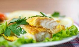 Filetes de Peixe com Salada Russa