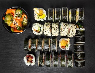 Set nr 2. 28 kawałków sushi i surówka z ogórka