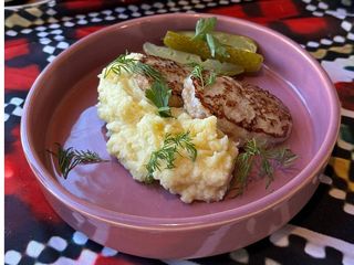 Котлетки курячі з пюрешкой та огірком (300g)