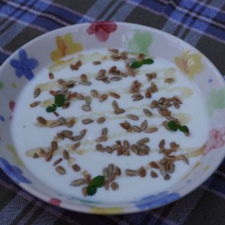 მაწონი მზესუმზირითა და თაფლით