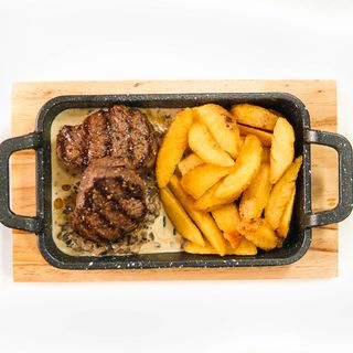 Медальон с соусом демиглаз