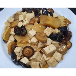 Tofu com bambo e cogumelos chineses