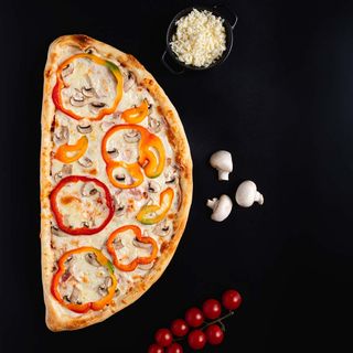 Pizza Capriciosa half +1 sos dulce inclus