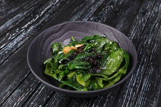 Шпинат с изюмом и чесноком (140 гр.)