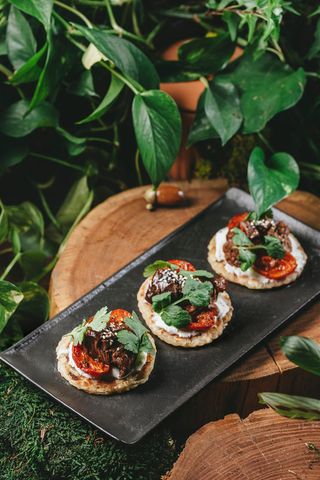 Каттама с томленым ягненком, вялеными томатами и кинзой