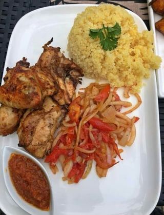 Demi poulet  avec attieké