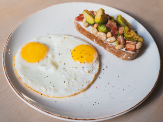 შემწვარი კვერცხი ტოსტით