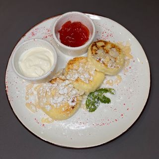 Сирники з джемом та сметаною (210г)