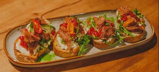 Bruschette cu cremă de brânză, somon fumme