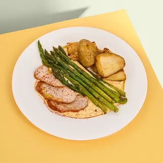 Індичка з аспарагусом, картоплею та сирним соусом
