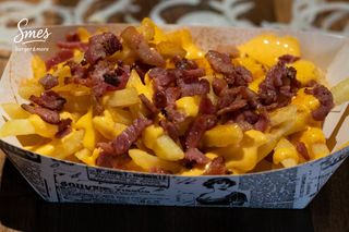 Cartofi prăjiți cu sos cheddar și bacon crocant