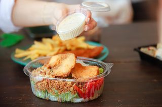 Ensalada César Con Bacon Y Pollo Crujiente