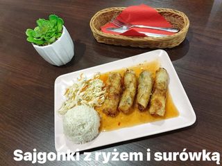 Sajgonki z ryżem i surówką﻿ 4szr