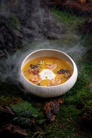 Supă cremă de dovleac cu creveți și stracciatella