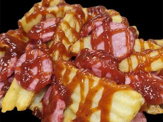 Patate dippers con wurstel fritto e salsa barbecue affumicata