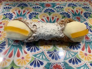 Cannolo siciliano con filetto arancia