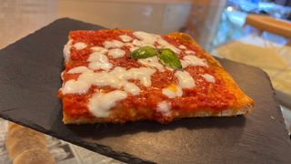 Pizza Margherita pomodoro e mozzarella basilico (15 X 15 Cm.)