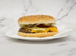 Cheeseburger + pomfrit + piće po izboru