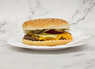 Cheesburger + piće po izboru
