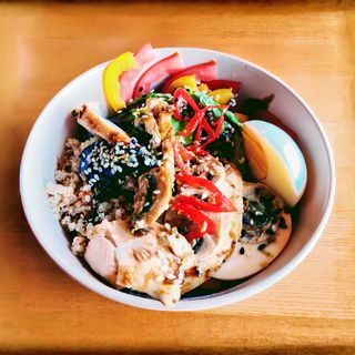 Боул - кіноа, філе курки, авокадо, овочі, яйце (250г)