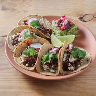 Taquiza para 6 / Mole poblano y carnitas michoacanas 