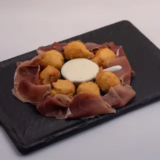 Coccoli, crudo e stracchino