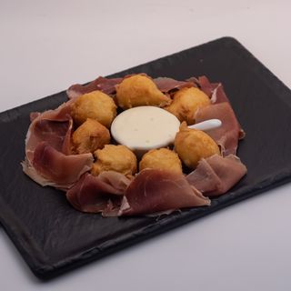 Coccoli, prosciutto crudo toscano e stracchino